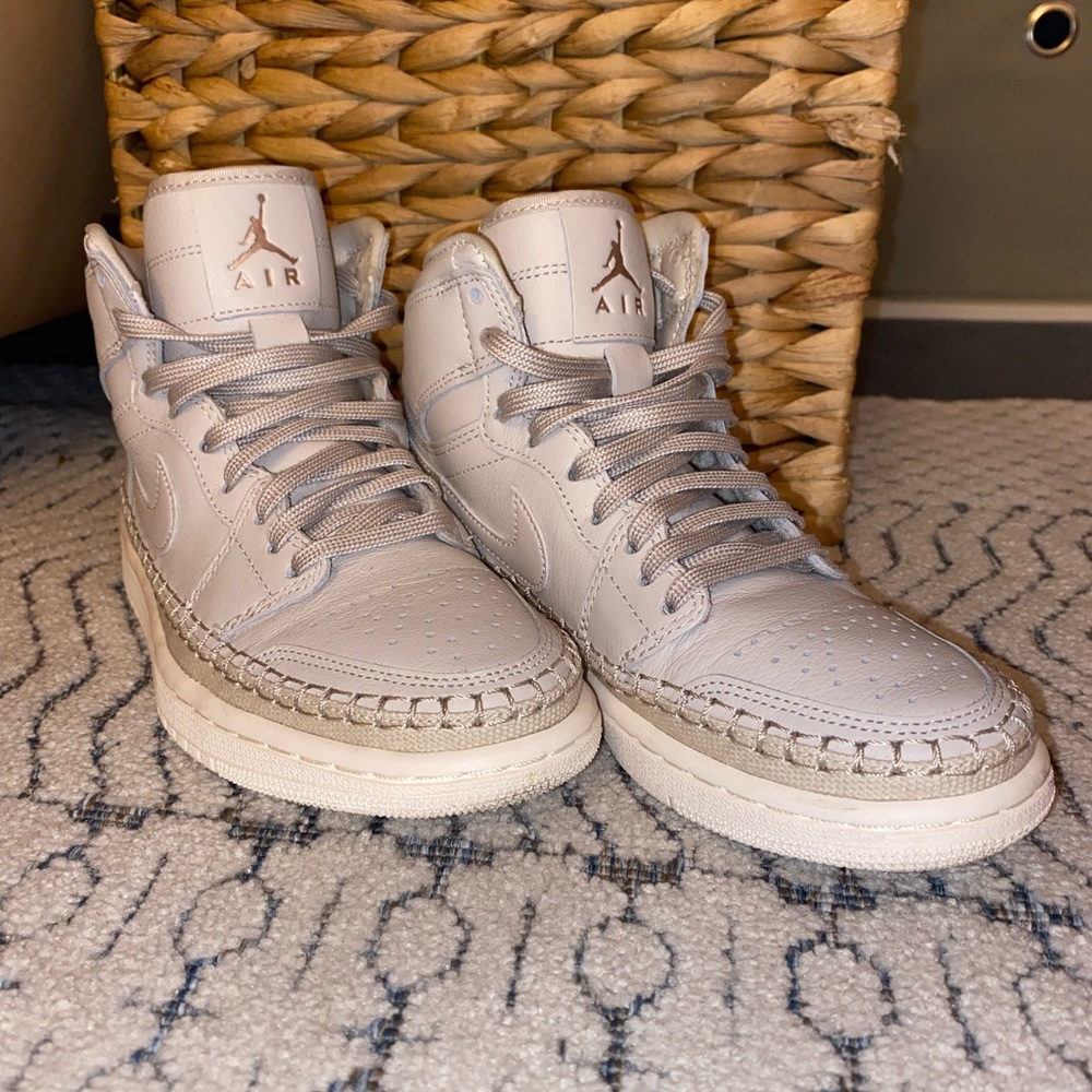 These are size 5.5 woman’s, I have only worn them 2-4 times!